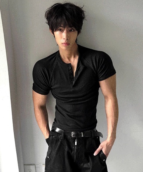 COSYHARU(コシハル)の「マッスルフィットヘンリーネック半袖ニット(Tシャツ/カットソー・メンズ・ホワイト/チャコール/ブラック・MEDIUM/LARGE)」の8枚目の写真
