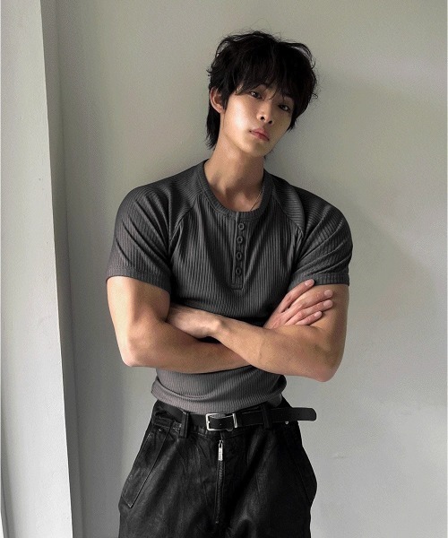 COSYHARU(コシハル)の「マッスルフィットヘンリーネック半袖ニット(Tシャツ/カットソー・メンズ・ホワイト/チャコール/ブラック・MEDIUM/LARGE)」の12枚目の写真