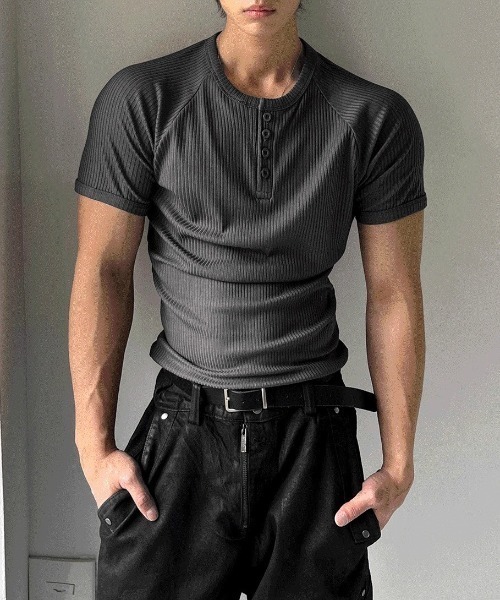 COSYHARU(コシハル)の「マッスルフィットヘンリーネック半袖ニット(Tシャツ/カットソー・メンズ・ホワイト/チャコール/ブラック・MEDIUM/LARGE)」の13枚目の写真