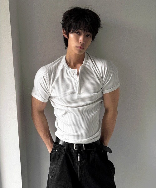 COSYHARU(コシハル)の「マッスルフィットヘンリーネック半袖ニット(Tシャツ/カットソー・メンズ・ホワイト/チャコール/ブラック・MEDIUM/LARGE)」の14枚目の写真