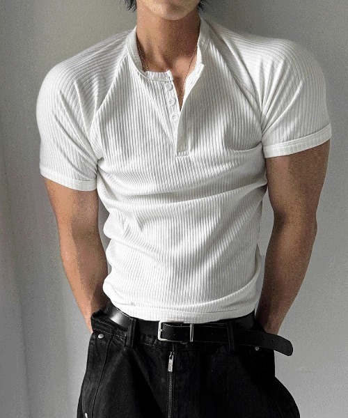 COSYHARU(コシハル)の「マッスルフィットヘンリーネック半袖ニット(Tシャツ/カットソー・メンズ・ホワイト/チャコール/ブラック・MEDIUM/LARGE)」の4枚目の写真
