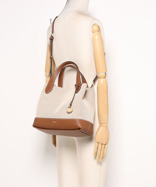 FURLA(フルラ)の「フルラ プリムローズ (Furla Primrose) トートバッグ M(ショルダーバッグ・レディース・ナチュラル・ONE SIZE)」の2枚目の写真