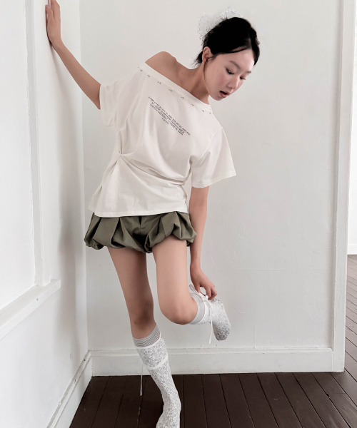 CHICKS(チックス)の「スタッドラインアップグラフィックワンショルダー半袖ホワイト(Tシャツ/カットソー・レディース・ホワイト・ONE SIZE)」の2枚目の写真