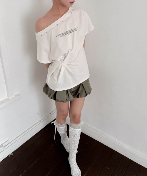 CHICKS(チックス)の「スタッドラインアップグラフィックワンショルダー半袖ホワイト(Tシャツ/カットソー・レディース・ホワイト・ONE SIZE)」の3枚目の写真