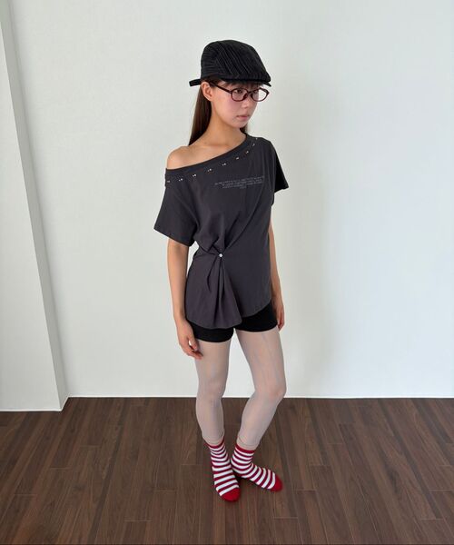 CHICKS(チックス)の「スタッドラインアップグラフィックワンショルダー半袖ホワイト(Tシャツ/カットソー・レディース・ホワイト・ONE SIZE)」の7枚目の写真