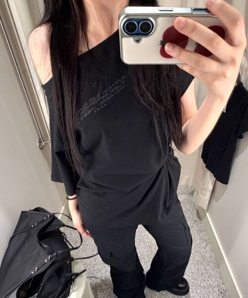 CHICKS(チックス)の「スタッドラインアップグラフィックワンショルダー半袖ホワイト(Tシャツ/カットソー・レディース・ホワイト・ONE SIZE)」の9枚目の写真