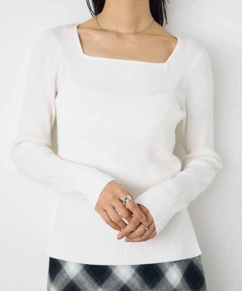 AZUL by moussy（アズールバイマウジー）の「【VERY10月号掲載】スクエアネックリブニット　秋服　冬服　長袖　インナー（ニット/セーター・レディース・ブラウン/ライトブルー/オフホワイト/ブラック・SMALL/MEDIUM）」の2枚目の写真