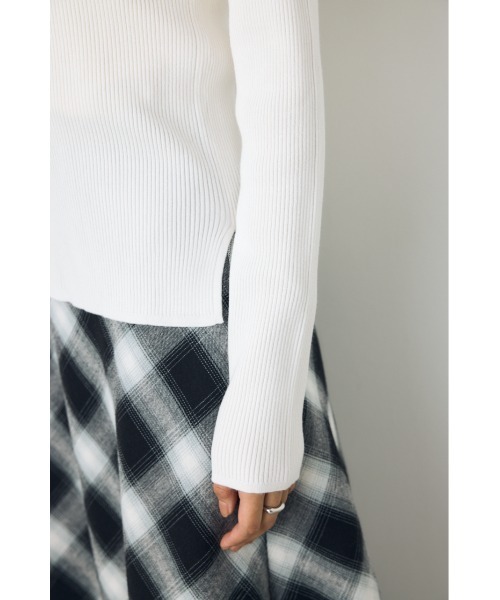 AZUL by moussy（アズールバイマウジー）の「【VERY10月号掲載】スクエアネックリブニット　秋服　冬服　長袖　インナー（ニット/セーター・レディース・ブラウン/ライトブルー/オフホワイト/ブラック・SMALL/MEDIUM）」の12枚目の写真