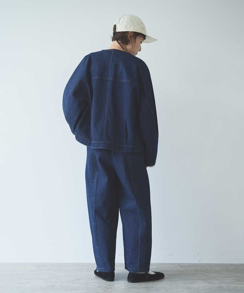 yuni(ユニ )の「10oz denim pin tuck cocoon ブルゾン(デニムジャケット・レディース・ネイビー/サックスブルー・FREE)」の18枚目の写真