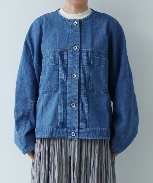 yuni(ユニ )の「10oz denim pin tuck cocoon ブルゾン(デニムジャケット・レディース・ネイビー/サックスブルー・FREE)」の8枚目の写真