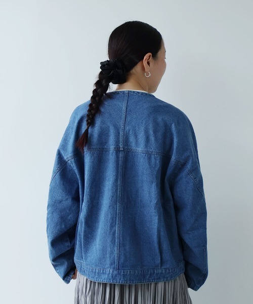yuni(ユニ )の「10oz denim pin tuck cocoon ブルゾン(デニムジャケット・レディース・ネイビー/サックスブルー・FREE)」の7枚目の写真