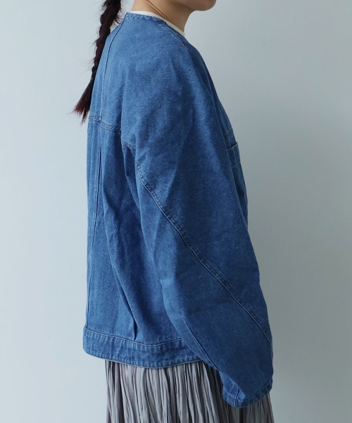 yuni(ユニ )の「10oz denim pin tuck cocoon ブルゾン(デニムジャケット・レディース・ネイビー/サックスブルー・FREE)」の6枚目の写真