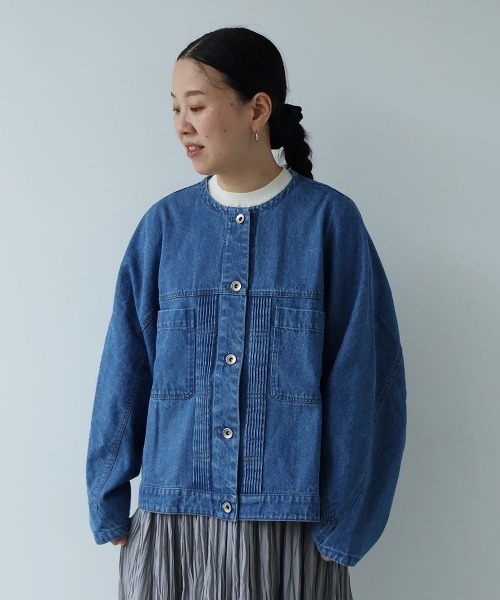 yuni(ユニ )の「10oz denim pin tuck cocoon ブルゾン(デニムジャケット・レディース・ネイビー/サックスブルー・FREE)」の4枚目の写真