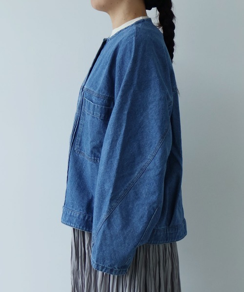 yuni(ユニ )の「10oz denim pin tuck cocoon ブルゾン(デニムジャケット・レディース・ネイビー/サックスブルー・FREE)」の9枚目の写真
