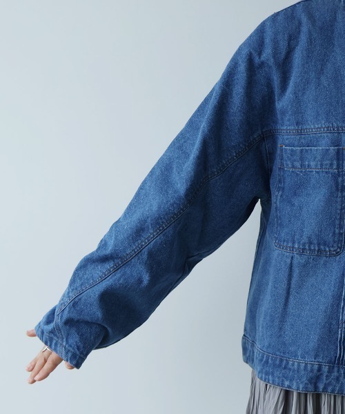 yuni(ユニ )の「10oz denim pin tuck cocoon ブルゾン(デニムジャケット・レディース・ネイビー/サックスブルー・FREE)」の14枚目の写真