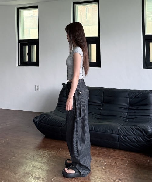 4INT.（フォイント）の「カーペンター ストライプ ワイド ブラック デニム パンツ（デニムパンツ・メンズ・ブラック・L/M/S）」の4枚目の写真