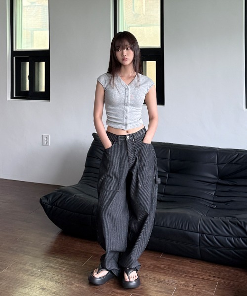4INT.（フォイント）の「カーペンター ストライプ ワイド ブラック デニム パンツ（デニムパンツ・メンズ・ブラック・L/M/S）」の6枚目の写真