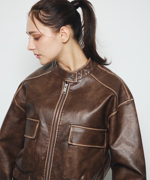 DAZE(デイズ)の「スタンドカラー 合成皮革 ブルゾン(ブルゾン・メンズ・ブラック系/ブラウン系・LARGE/MEDIUM/SMALL)」の2枚目の写真