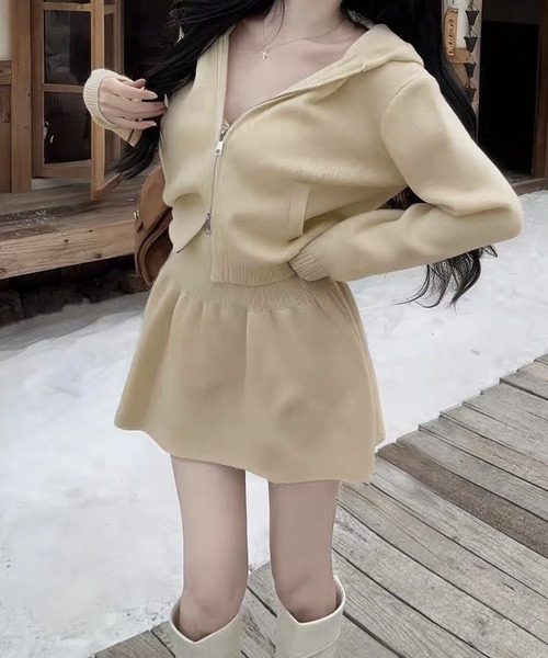 meJane(ミージェーン)の「ダブルジップフードニット × フレアミニスカート セットアップ(セットアップ・レディース・ベージュ/グレー/オフホワイト・FREE)」の3枚目の写真