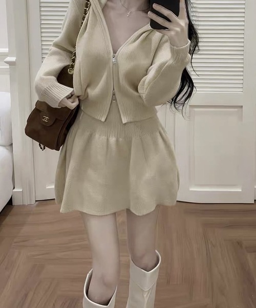 meJane(ミージェーン)の「ダブルジップフードニット × フレアミニスカート セットアップ(セットアップ・レディース・ベージュ/グレー/オフホワイト・FREE)」の4枚目の写真