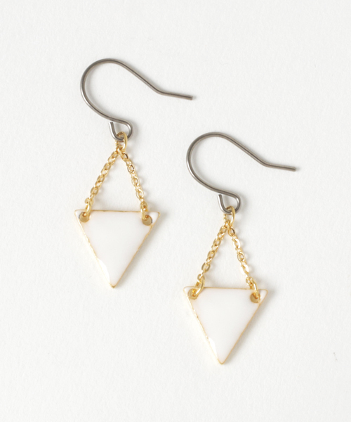 rovtski(ロフトスキー)の「Z)【LEF MADE】エポトライアングルピアス(ピアス(両耳用)・レディース・ターコイズブルー/ブラック/ホワイト/レッド/ネイビー/グレー/ベージュ・FREE)」の2枚目の写真