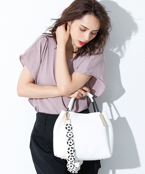 fifth（フィフス）の「フラワーショルダー2wayバッグ（ショルダーバッグ・レディース・ブラック/イエロー/ホワイト/スモークピンク/サックスブルー/ネイビー・FREE）」の18枚目の写真