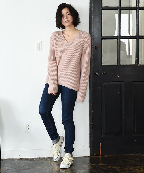 Luz Llena（ラズレナ）の「[ウール混]Vネックニットトップス（ニット/セーター・レディース・オフホワイト/マスタード/スモークピンク/グレイッシュベージュ・MEDIUM）」の12枚目の写真