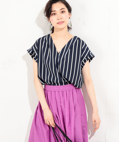 RIVE DROITE（リヴドロワ）の「ストライプタックVネックブラウス（シャツ/ブラウス・レディース・ホワイト/ネイビー・FREE）」の2枚目の写真