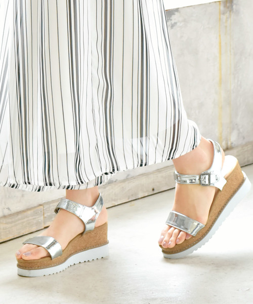 KOBE LETTUCE（コウベレタス）の「2段厚底ワンベルトデザインストラップウェッジサンダル（サンダル・レディース・ホワイト/ブラック/シルバー/ブルー系その他/グレイッシュベージュ・LL/S/M/L）」の5枚目の写真