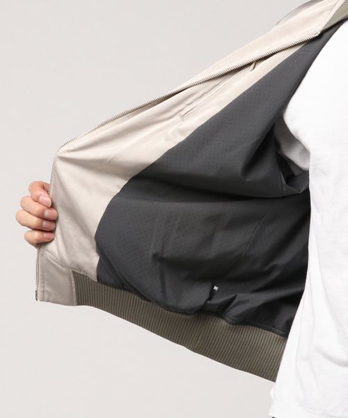 MAISON SPECIAL(メゾンスペシャル)の「テックファブリックオーバーサイズサテンブルゾン 【MAISON SPECIAL/メゾンスペシャル】(ブルゾン・メンズ・ブラック/ベージュ/ラベンダー・44/46/48)」の6枚目の写真