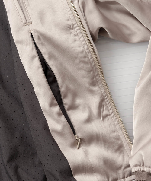 MAISON SPECIAL(メゾンスペシャル)の「テックファブリックオーバーサイズサテンブルゾン 【MAISON SPECIAL/メゾンスペシャル】(ブルゾン・メンズ・ブラック/ベージュ/ラベンダー・44/46/48)」の22枚目の写真