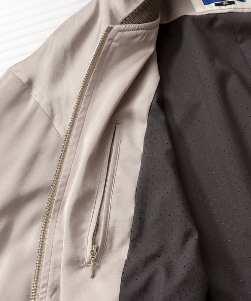 MAISON SPECIAL(メゾンスペシャル)の「テックファブリックオーバーサイズサテンブルゾン 【MAISON SPECIAL/メゾンスペシャル】(ブルゾン・メンズ・ブラック/ベージュ/ラベンダー・44/46/48)」の21枚目の写真
