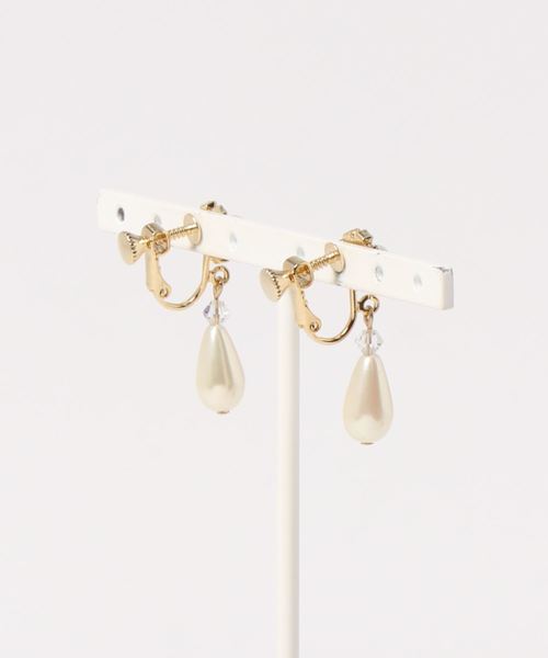 Cupid Heart（キューピッドハート）の「【Cupid Heart】結婚式アクセ お花パール×涙パールイヤリング（イヤリング・レディース・ベージュ・MEDIUM）」の2枚目の写真