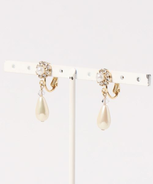 Cupid Heart（キューピッドハート）の「【Cupid Heart】結婚式アクセ お花パール×涙パールイヤリング（イヤリング・レディース・ベージュ・MEDIUM）」の4枚目の写真