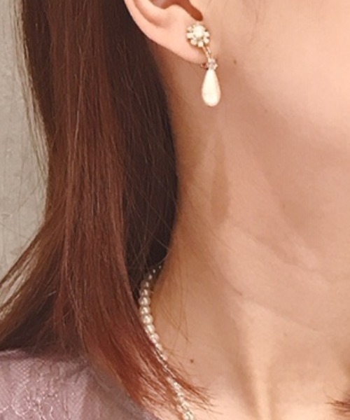 Cupid Heart（キューピッドハート）の「【Cupid Heart】結婚式アクセ お花パール×涙パールイヤリング（イヤリング・レディース・ベージュ・MEDIUM）」の5枚目の写真