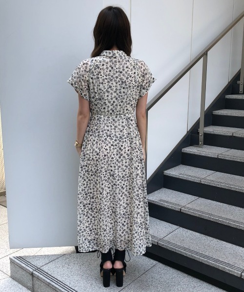 ENVYM（アンビー）の「フラワープリントＯＰ（ワンピース・レディース・ブラック/ベージュ・FREE）」の6枚目の写真