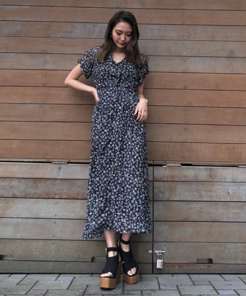 ENVYM（アンビー）の「フラワープリントＯＰ（ワンピース・レディース・ブラック/ベージュ・FREE）」の5枚目の写真