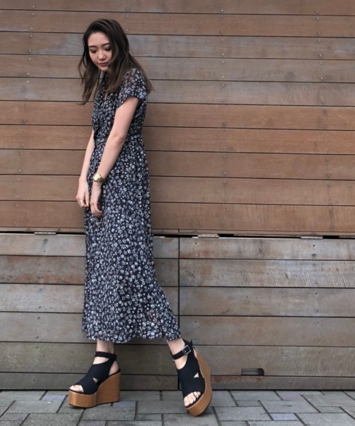 ENVYM（アンビー）の「フラワープリントＯＰ（ワンピース・レディース・ブラック/ベージュ・FREE）」の4枚目の写真