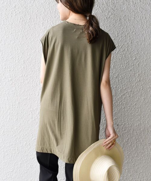 SHIPS（シップス）の「【WEB限定】クールタッチノースリーブビッグTEE◇（Tシャツ/カットソー・レディース・チャコールグレー/オフホワイト/イエロー/グリーン/ブラウン系その他/ホワイト/オリーブ・ONE SIZE）」の9枚目の写真