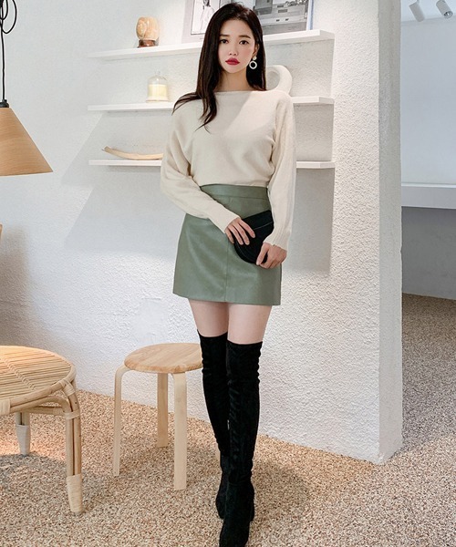 chuu（チュー）の「CHUU フェイクレザーミニスカート（スカート・レディース・ブラック/ベージュ/ネイビー/ブラウン/レッド/カーキ・S/M/L）」の9枚目の写真