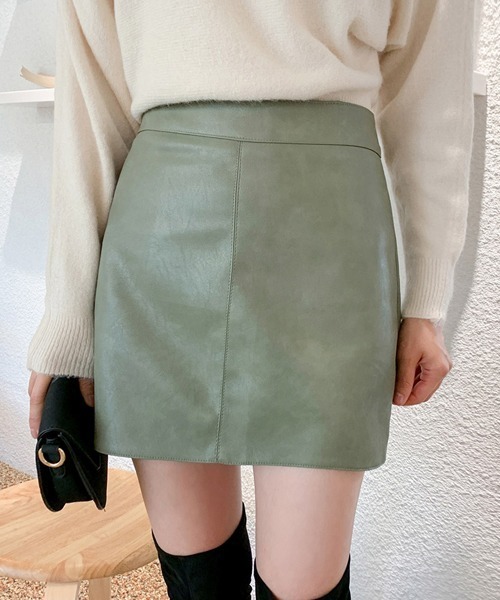chuu（チュー）の「CHUU フェイクレザーミニスカート（スカート・レディース・ブラック/ベージュ/ネイビー/ブラウン/レッド/カーキ・S/M/L）」の10枚目の写真