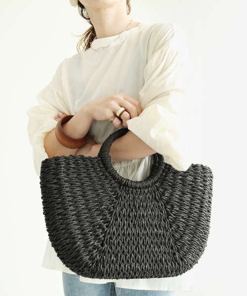 reca（レカ）の「雑材バッグ ハーフムーントート（ハンドバッグ・レディース・ブラック/ベージュ/グレイッシュベージュ・ONE SIZE）」の2枚目の写真