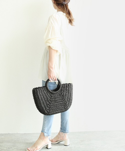 reca（レカ）の「雑材バッグ ハーフムーントート（ハンドバッグ・レディース・ブラック/ベージュ/グレイッシュベージュ・ONE SIZE）」の10枚目の写真