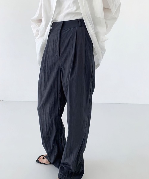 me+em select（ミームセレクト）の「ワッシャータックワイドスラックス（スラックス・レディース・ベージュ/ブラック/カーキ/チャコールグレー・SMALL/MEDIUM）」の3枚目の写真