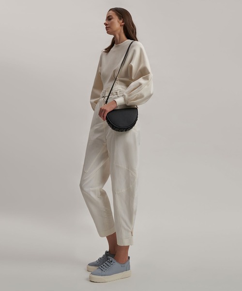 ホワイトショルダーバッグ ハーフムーン型 CHARLES & KEITH ホワイトショルダーバッグ ハーフムーン型 CHARLES & KEITH