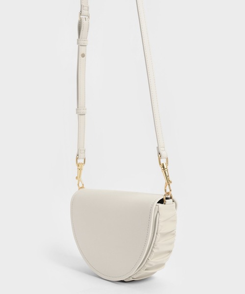 ホワイトショルダーバッグ ハーフムーン型 CHARLES & KEITH ホワイトショルダーバッグ ハーフムーン型 CHARLES & KEITH
