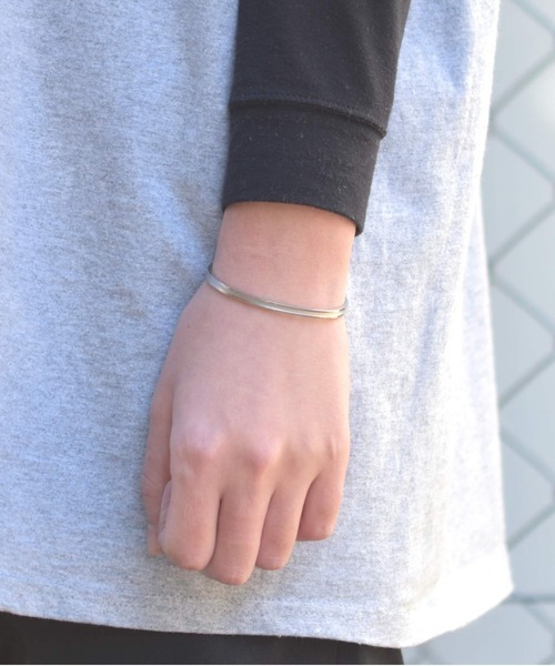 LION HEART（ライオンハート）の「【LION HEART】LH－1 WEB限定 甲丸バングル / ストレートラインバングル / スクエアバングル / ケンワンバングル /サージカルステンレス シルバー メンズギフト/誕生日/クリスマス/プレゼント/ペアアクセ（バングル/リストバンド・メンズ・シルバー/ブラック/シルバー系その他/シルバー系その他3/シルバー系4/シルバー系その他5/シルバー系その他6・FREE）」の3枚目の写真