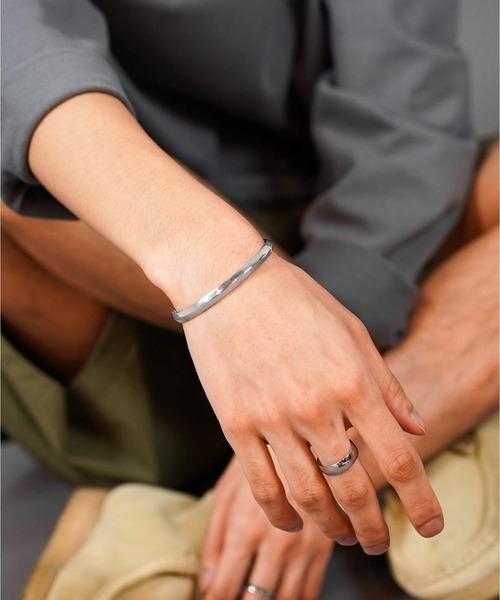 LION HEART（ライオンハート）の「【LION HEART】LH－1 WEB限定 甲丸バングル / ストレートラインバングル / スクエアバングル / ケンワンバングル /サージカルステンレス シルバー メンズギフト/誕生日/クリスマス/プレゼント/ペアアクセ（バングル/リストバンド・メンズ・シルバー/ブラック/シルバー系その他/シルバー系その他3/シルバー系4/シルバー系その他5/シルバー系その他6・FREE）」の12枚目の写真
