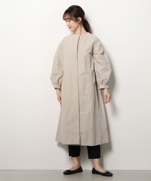 allureville（アルアバイル）の「グログランノーカラータックスリーブコート（トレンチコート・レディース・グレイッシュベージュ/ネイビー/サックスブルー/グリーン・2/1）」の10枚目の写真