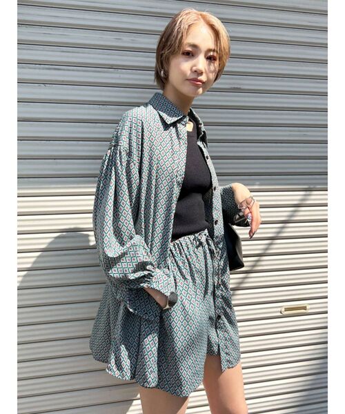 EMODA（エモダ）の「リラックスボリュームシャツ（シャツ/ブラウス・レディース・グレー/ブラック/その他・FREE）」の4枚目の写真